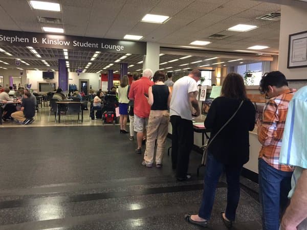 Usuarios de redes sociales captaron las largas filas para votar que se hicieron visibles desde muy temprano en este Supermartes.