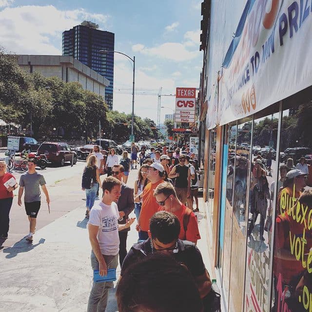 Usuarios de redes sociales captaron las largas filas para votar que se hicieron visibles desde muy temprano en este Supermartes.