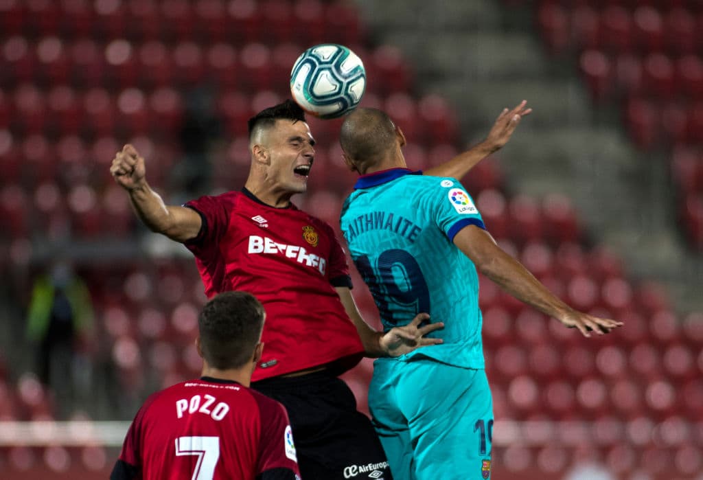 El defensor eslovako Martin Valjent se le anticipa en el salto a Martin Braithwaite, pero el cabezazo queda en las manos de Ter Stegen.