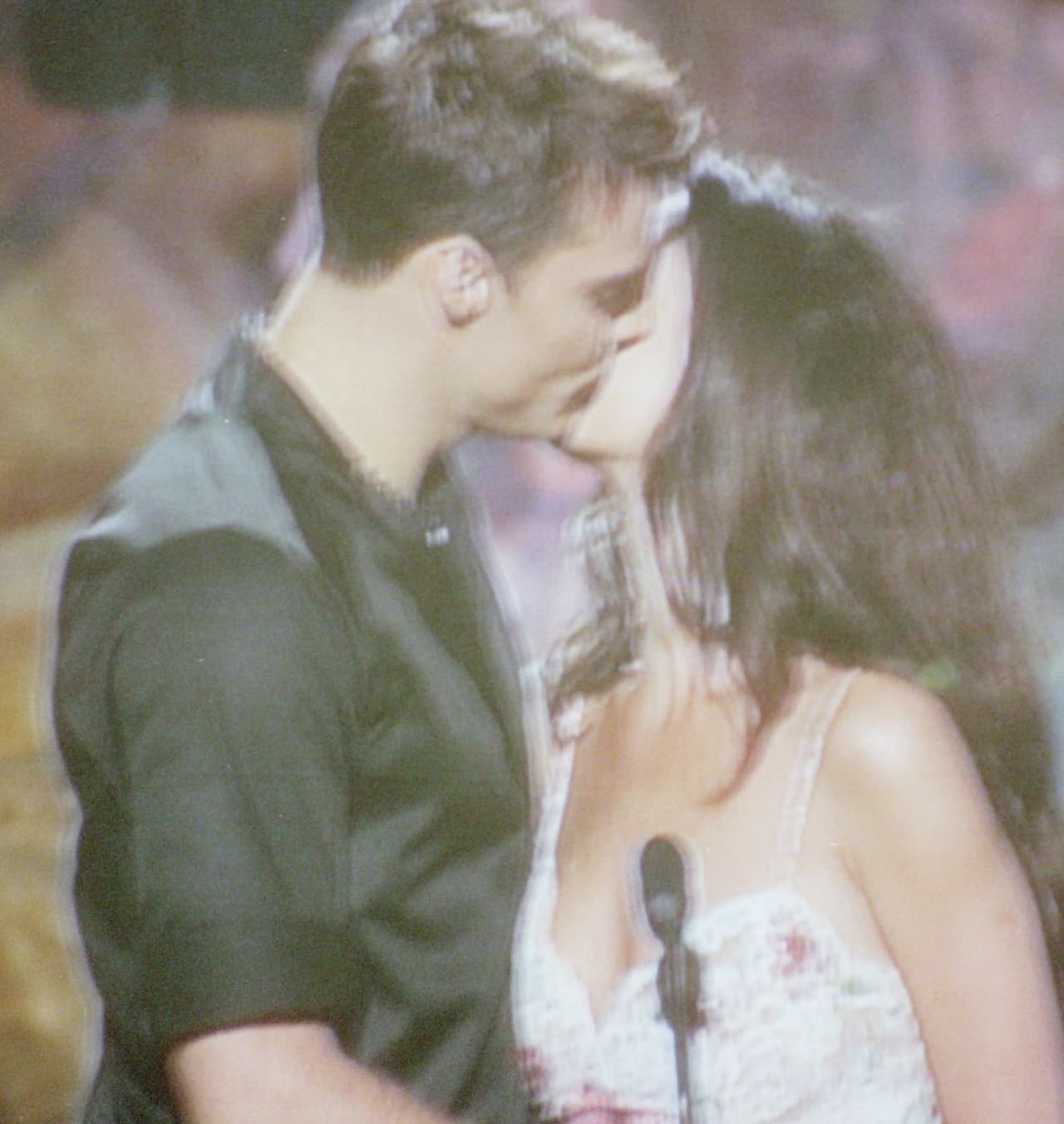 <b>Ricky Martin</b> fue otro en recibir un sorpresivo beso en el escenario, aquí con 
<b>Catherine Zeta-Jones </b>quien lo saludo así de afectuosa.