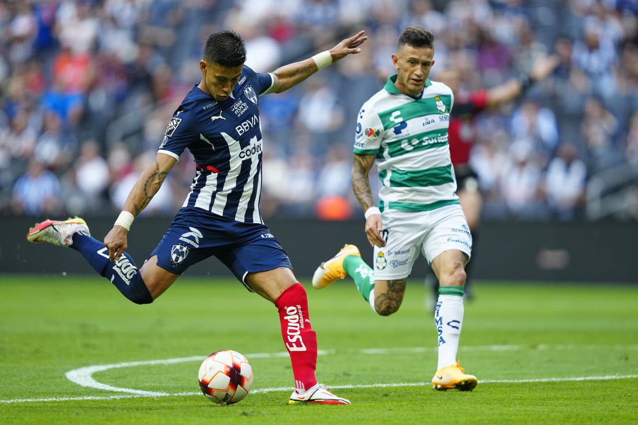 El primer tiempo en el Gigante de Acero entre Rayados y Santos Laguna tuvo de todo: errores, imprecisiones, fallos increíbles y espectáculo por parte de Carlos Acevedo.