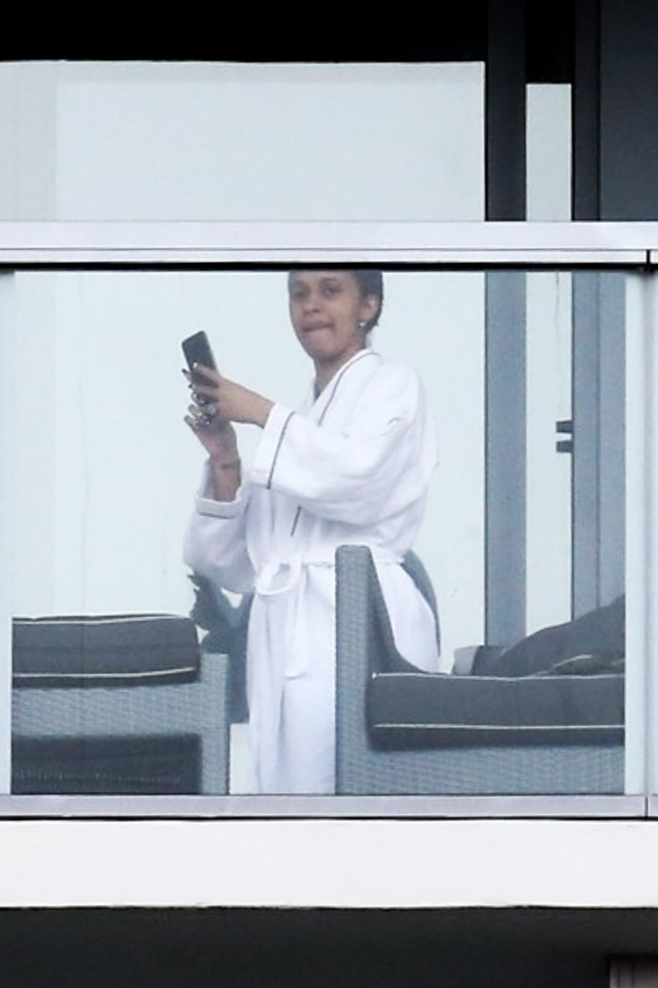 Pero este miércoles, a Cardi B le dio con sacarle fotos a Kulture desde el balcón de
<b>su hotel, en Miami Beach</b>, Florida.