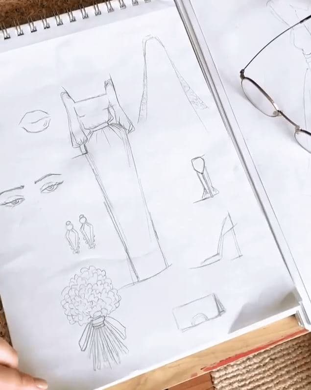 "¡Empezando el día con estos preciosos diseños y 'sketches' de Ale Capetillo para mis bodas de plata!", escribió la actriz en un video donde mostró los bocetos que su hija hizo para tan especial ocasión.