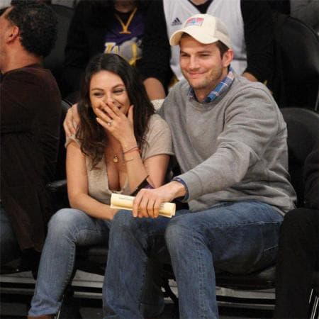 Aunque Mila Kunis y Ashton Kutcher se comprometieron en febrero de 2014, la pareja siempre jugó a despistar a la prensa respecto a la fecha en que se casarían. Fue el 4 de julio de 2015 en que esta pareja de Hollywood se unió.