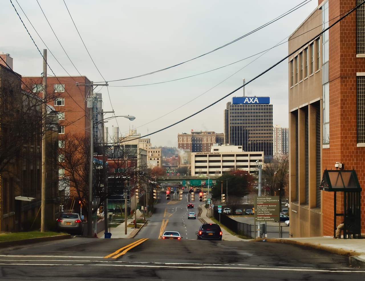 <b>43. Syracuse, Nueva York. </b>Población: 143,378. Valor promedio de las casas: 92,900 dólares. Tasa de pobreza: 32.1%. Residentes con estudios universitarios: 27.6%. En todo el condado Ondonaga, donde se encuentra la ciudad, hay solo 21,495 hispanos. El hogar típico de Syracuse gana solo 33,695 dólares al año, mucho menos que el ingreso familiar nacional promedio (57,617 dólares). Esto es solo un poco más de la mitad del ingreso medio del estado (62,909 Dólares).