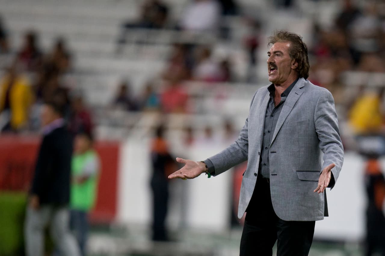 El argentino Ricardo La Volpe no es tan diplomático y ha explotado en varios ocasiones con periodistas en medios de comunicación en México. El entrenador es directo y a veces más que agresivo.