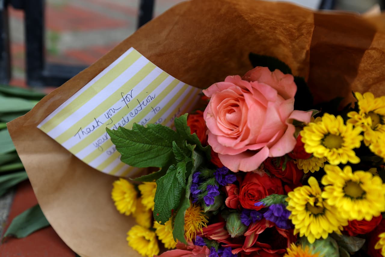 Uno de los mensajes incluido en unas flores decía “gracias por tu dedicación”.