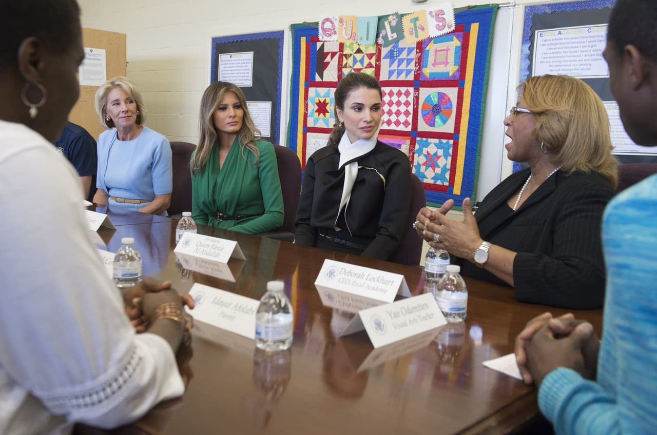 DeVos (izquierda) habla con Deborah Lockhart, Directora Ejecutiva de Excel Academy Public Charter School (derecha), durante una visita a ese centro escolar.