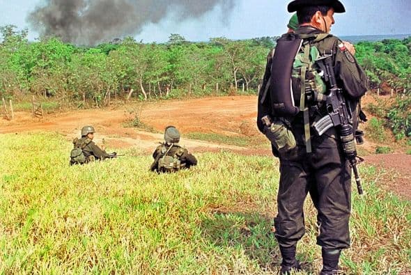 La droga en Colombia se produce en las selvas del país y los grupos armados la usan para financiarse.