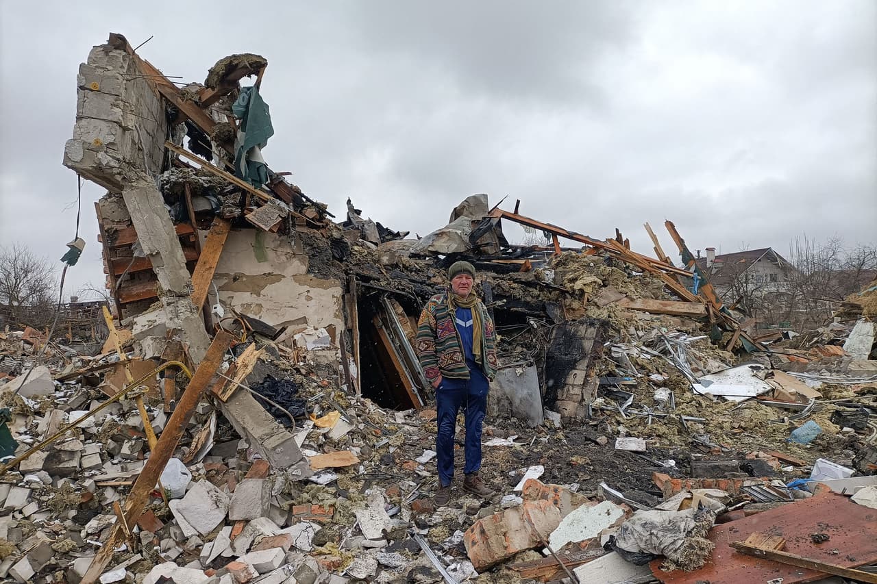 Un ucraniano explora los escombros de su residencia destruida en Zhytomyr, el 2 de marzo. Rusia y Ucrania volverán a sentarse a la mesa de negociaciones en territorio bielorruso.
