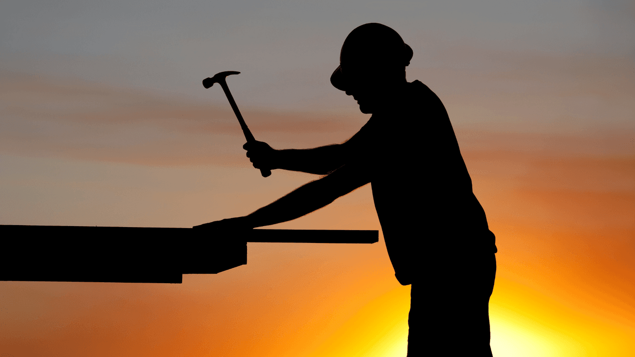 <b>Programa tus actividades al aire libre en época de calor.</b> Si debes estar al aire libre en el calor, planifica tus actividades. Procura estar al aire libre antes del mediodía o por la noche. Mientras esté al aire libre, descansa con frecuencia en un área sombreada. Descansar periódicamente le dará a tu cuerpo la oportunidad de recuperarse.