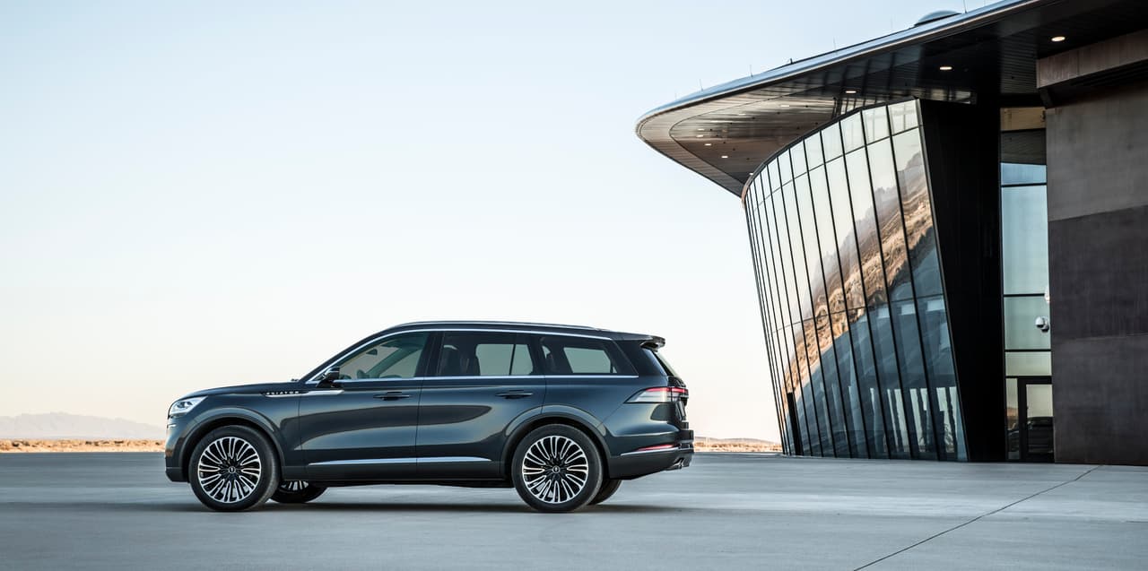 El diseño de la nueva Lincoln Aviator se puede describir como una
<b>réplica de seis octavos</b> de la Lincoln Navigator.