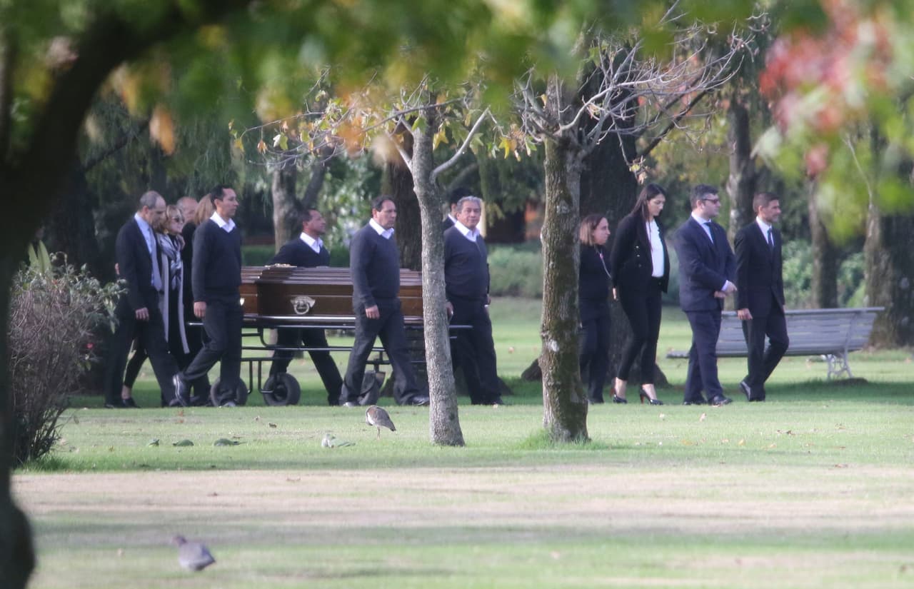 Inés Zorreguieta estaba colgada, con un cinturón de la puerta de su departamento, anunció un portavoz de la reina Máxima a la televisión holandesa NOS.