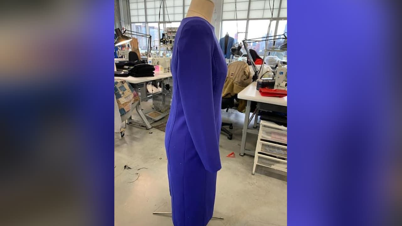 El patronista cuenta que tiene dos compañías y que fue contactado por un diseñador que conoce su trabajo, él estuvo a cargo de hacer el patrón y la confección del vestido, del abrigo y la chaqueta y al momento de ver a Kamala Harris portando su obra se emocionó hasta las lágrimas.