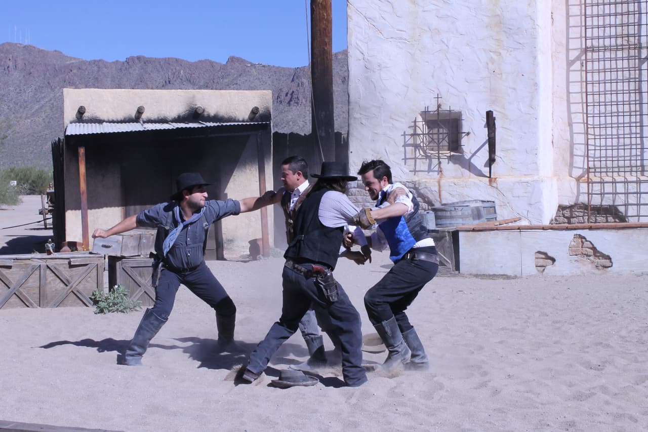 Los actores dramatizan una pelea a las afueras de la Misión.