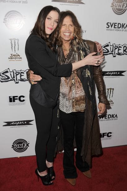 A quien jamás le gritó fue a la modelo y actriz Liv Tyler, a quien reconoció como su propia hasta que ella tuvo nueve años. Desde entonces, han mantenido una relación genial padre-hija.