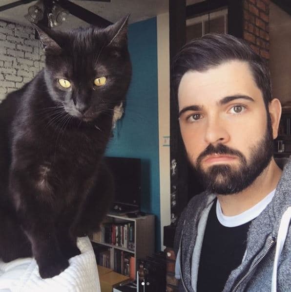 Durante las semanas siguientes, Adam notó que las experiencias sobrenaturales se intensificaron. Gatos que ven cosas invisibles, los muebles cambian de lugar, macetas que se caen sin explicación...