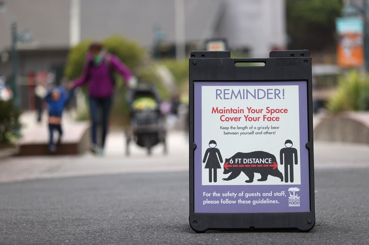 Los CDC también recomendaron que, aún tras recibir las dos dosis de la vacuna contra el covid-19, las personas inoculadas deben seguir haciendo lo siguiente:
<br>▪️ Usar cubrebocas y mantener distancia social con personas que no han sido vacunadas y se encuentran entre la población de alto riesgo, o si la persona vive con algún familiar que es considerado de alto riesgo.
<br>▪️ Usar cubrebocas y mantener distancia social en reuniones con personas que no han sido vacunadas y pertenecen a múltiples núcleos familiares.