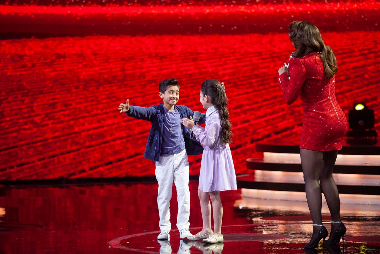 A continuación llegó el primer duelo de la noche. Era momento de escoger al cantante para el escuadrón de Sarilú. 
<b>Anyeli Campas, </b>de 8 años, se enfrentó a 
<b>Kenneth Lagunes, </b>de 9. Ella interpretó el tema ‘Quédate conmigo’ de Pastora Soler y él ‘Ahora te puedes marchar’ de Luis Miguel. Fue el juez español quien anunció que Kenneth, seguiría siendo parte del show; Anyeli no pudo contener el llanto al saber que estaba eliminada.