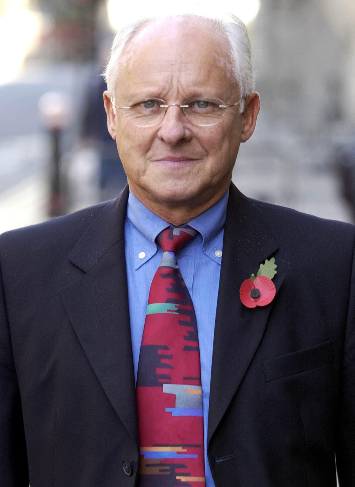 "Esto es muy desagradable y 
<b>totalmente infundado</b>. La reina es la última persona en el mundo que ha considerado mirar a otro hombre", aseguró Arbiter.