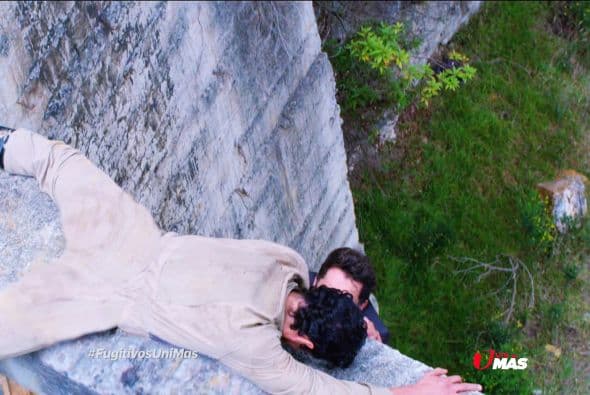 Julián intentó escapar, pero casi cae en un abismo.