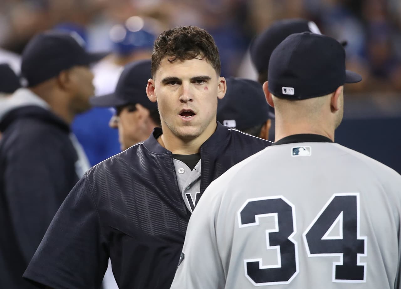 El dorsal #26 de Nueva York se despojó de su casco y corrió directo hacia Kelly quien ya lo esperaba listo para el cambio de golpes.