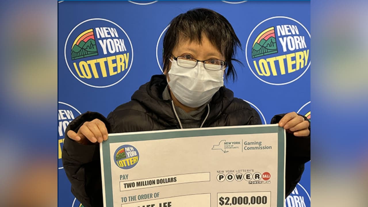 Vecina de Queens cobra premio de 2,000,000 de dólares que obtuvo en sorteo de Powerball