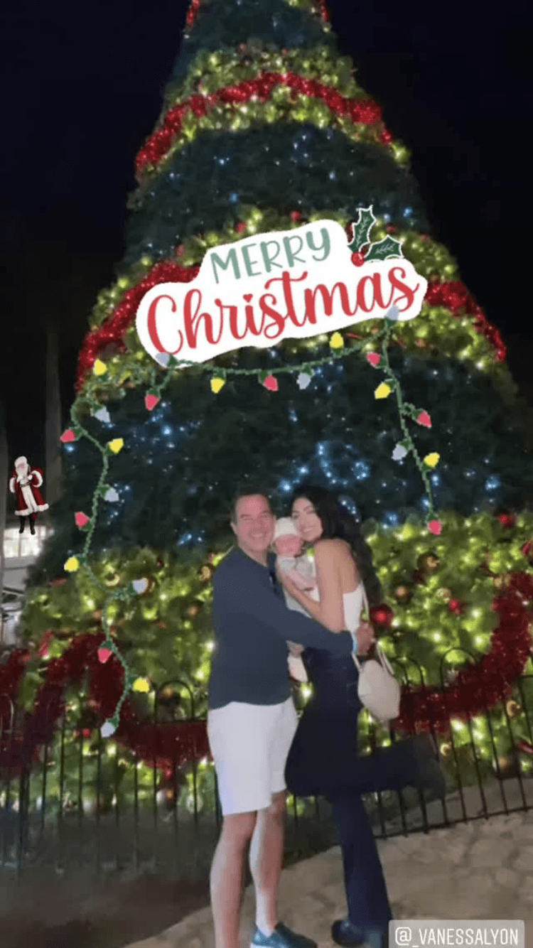 En sus redes, el mexicano ha presumido cómo ha comenzado los festejos al lado de su nueva y propia familia, como esta hermosa postal al lado de León.