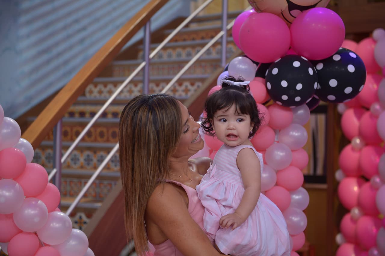 ¿Quién anda por ahí? Nuestra princesa Giulietta se deja consentir por su tía Karla.