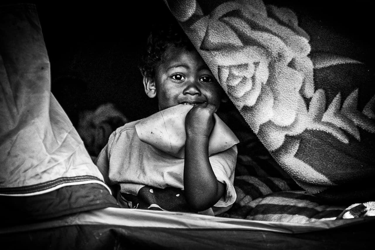 “Hay que pagar un impuesto de guerra cada semana y si no lo pagas, te van a matar”, continuó Génesis, describiendo la vida diaria de su país. La pequeña guió el recorrido de los periodistas de Univision por el campamento y presentó a otros niños que esperan ahí por la resolución de sus casos de asilo en EEUU.