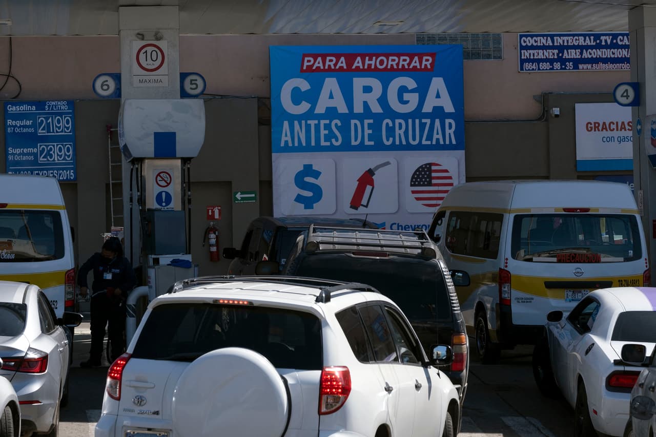 Conductores de California viajan a Tijuana en busca de gasolina barata