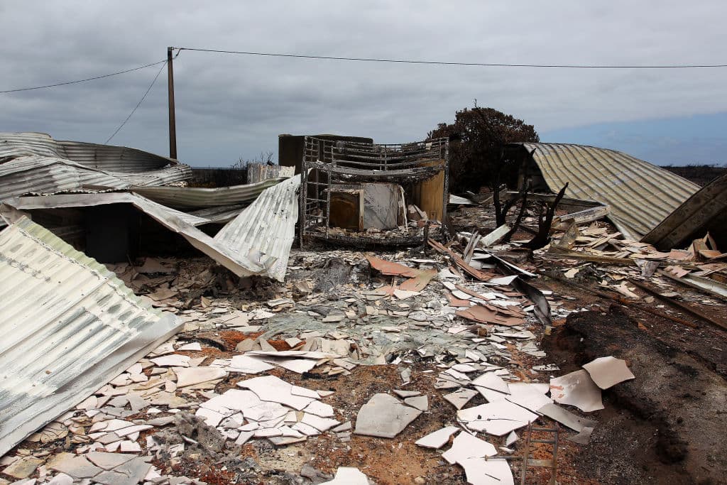 Una casa dañada por un incendio forestal se ve en la Bahía de Vivonne en la Isla Canguro, Australia. Actualmente, 212,000 hectáreas de tierra han sido quemadas junto con innumerables especies de fauna y flora debido a los devastadores incendios forestales que comenzaron a arder el 4 de enero de 2020.