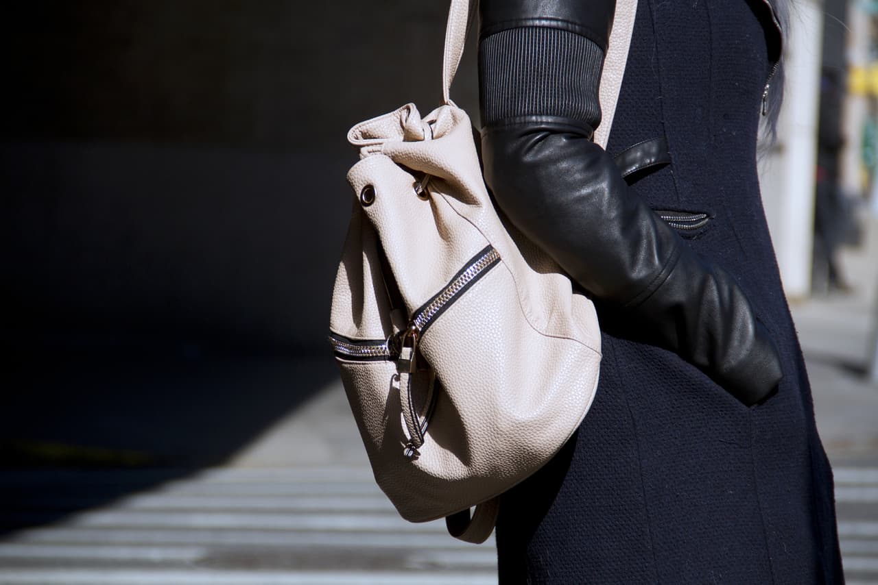 El bolso bucket o de saco es cómodo para largas jornadas de compras