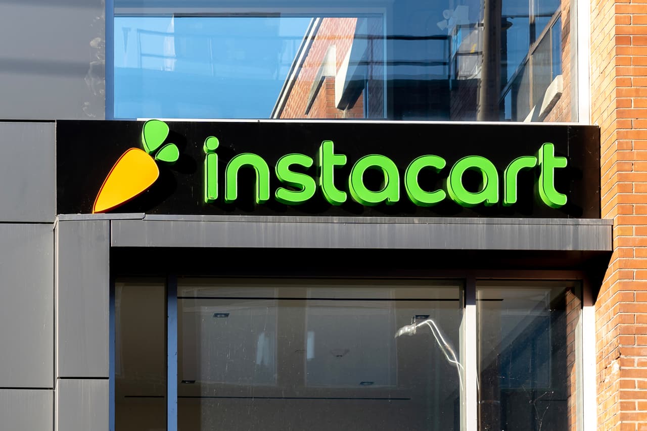 <b>Instacart</b>
<br>
<br>En este servicio de compras de alimentos en línea los usuarios gastan 67,000 dólares cada minuto. La cantidad de personas que usan esta aplicación se disparó durante la pandemia.
<br>
<br>El número total de usuarios de Internet ha crecido alrededor de 500 millones en 2021. Esto es el 11% de los 4,500 millones de usuarios que tenía en 2020, unos 950 nuevos usuarios por minuto.
<br>