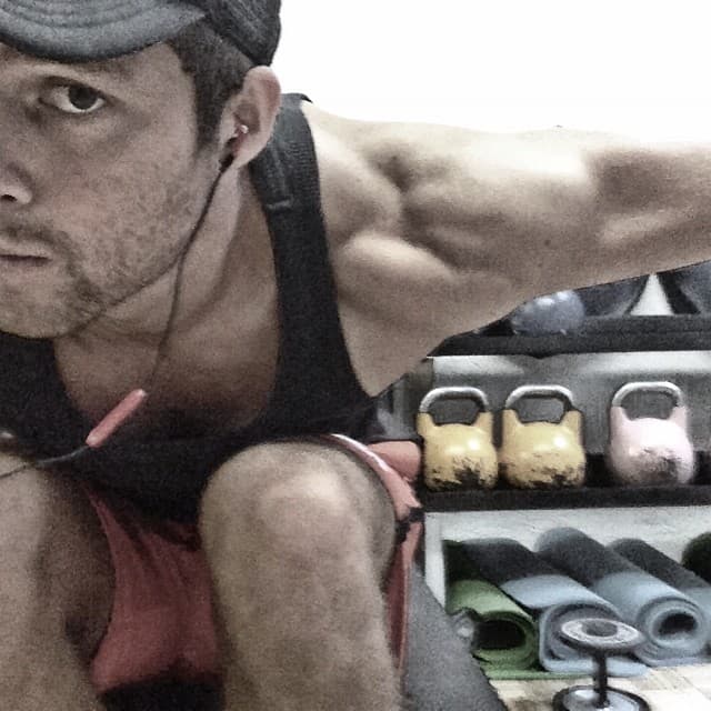 Aunado a eso, es muy asiduo al ejercicio y frecuentemente presume instantáneas en las que se le puede ver haciendo deporte.