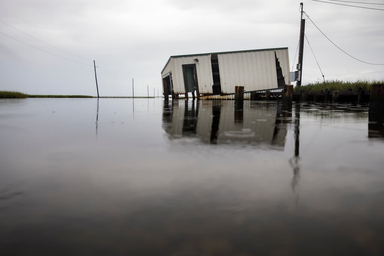 Según los investigadores de la 
<a href="https://www.noaa.gov/" target="_blank">Administración Nacional Oceánica y Atmosférica (NOAA)</a>, la combinación de subida del nivel de las aguas y la tendencia al hundimiento del suelo hace que 
<b>Louisiana, en Estados Unidos</b>, tenga una de las más altas tasas de aumento relativo del nivel del mar en el planeta. Desde la década de 1930, Louisiana ha perdido 
<b>más de 2,000 millas cuadradas de tierra y humedales</b>, un área aproximadamente del tamaño de Delaware. Según la agencia AP, en los últimos 30 años, a medida que continúa el hundimiento y aumentan los efectos del cambio climático, Louisiana ha estado perdiendo su paisaje costero a razón de casi un campo de fútbol por hora.