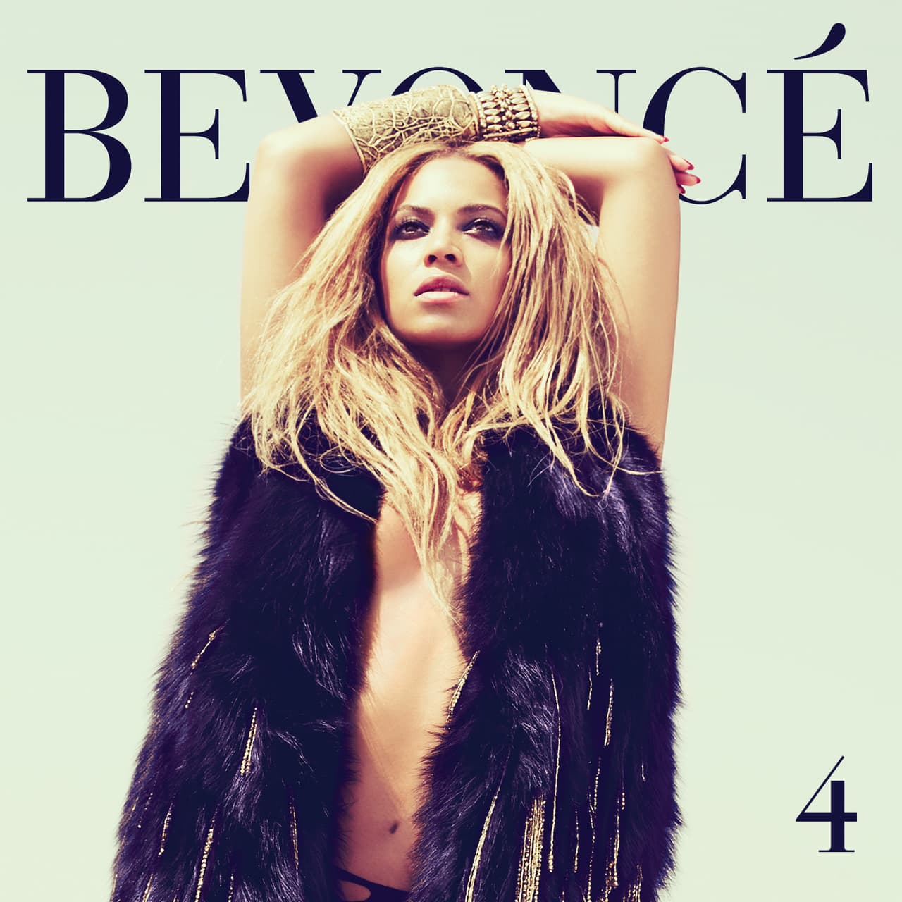 '4', Beyoncé. Este disco es otro de los grandes éxitos de la cantante, no sólo por sus hits, también por esta portada que se convirtió en la favorita de sus seguidores, pues el pronunciado escote sí que roba miradas.