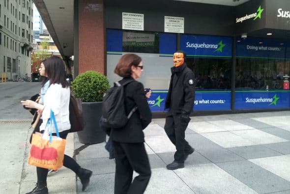 Aunque no caminó con los manifestantes, este miembro del grupo Anonymous estuvo en solidaridad.