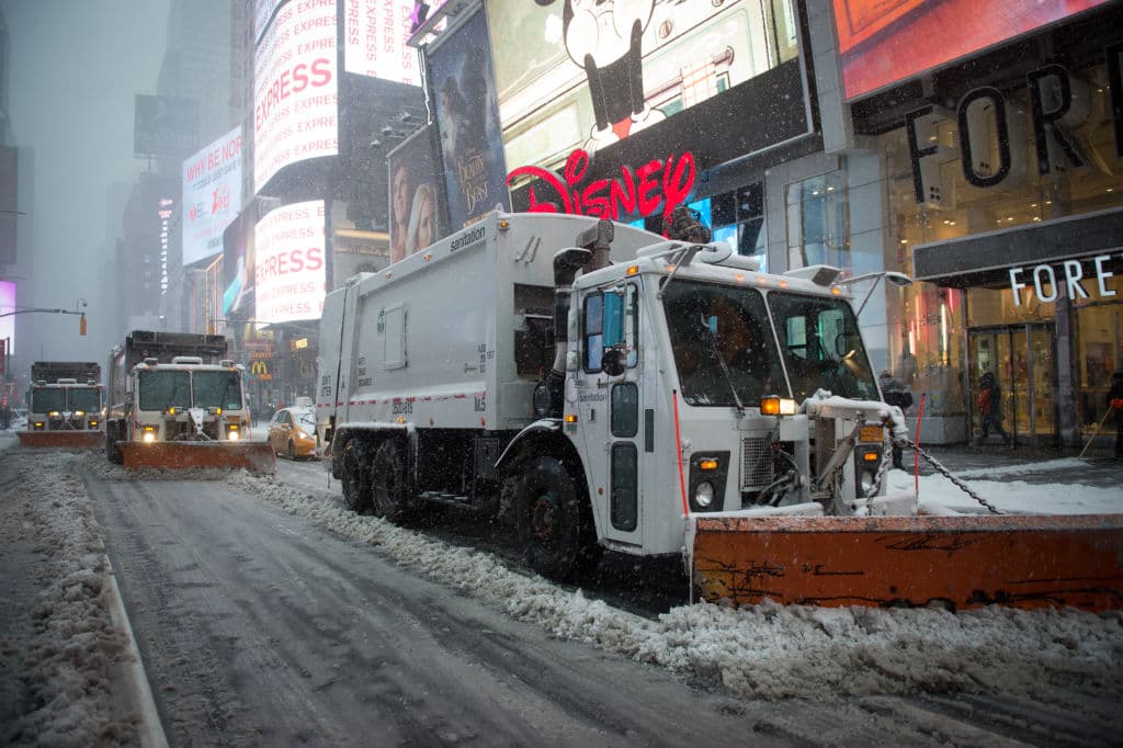Desde temprano, varias unidades del Departamento de Sanidad de la ciudad trabajan para despejar la nieve de las carreteras.