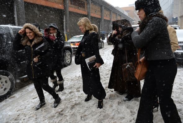 La nieve que deja la tormenta invernal "Pax" en la costa este de Estados Unidos ha causado al menos una decena de muertes, principalmente por accidentes de tráfico, y provocado la cancelación de más de 5.000 vuelos. Washington, está paralizada casi por completo, con acumulaciones de entre 20 y 30 centímetros, lo que ha causado el cierre de las oficinas federales y escuelas; los dos aeropuertos de la ciudad permanecen hoy cerrados. Filadelfia y Nueva York, donde se ha declarado el estado de emergencia, esperan acumular entre 30 y 40 centímetros de nieve y también se espera que las fuertes rachas de viento alcancen 80 kms. por hora. Las autopistas y carreteras en Carolina del Norte sufren desde últimas horas de la tarde del miércoles enormes atascos, en gran medida provocados porque muchos conductores decidieron abandonar sus vehículos en la calzada ante la imposibilidad de seguir su camino debido a las placas de hielo y las acumulaciones de nieve. En Atlanta cerca de 250.000 hogares se mantienen sin suministro eléctrico. Las mayores acumulaciones de nieve ocurrirán entre hoy y mañana a lo largo del corredor de la Interestatal 95, que recorre el nordeste del país, incluyendo las áreas metropolitanas de Washington, Baltimore (Maryland), Nueva York y el interior de Nueva Inglaterra.