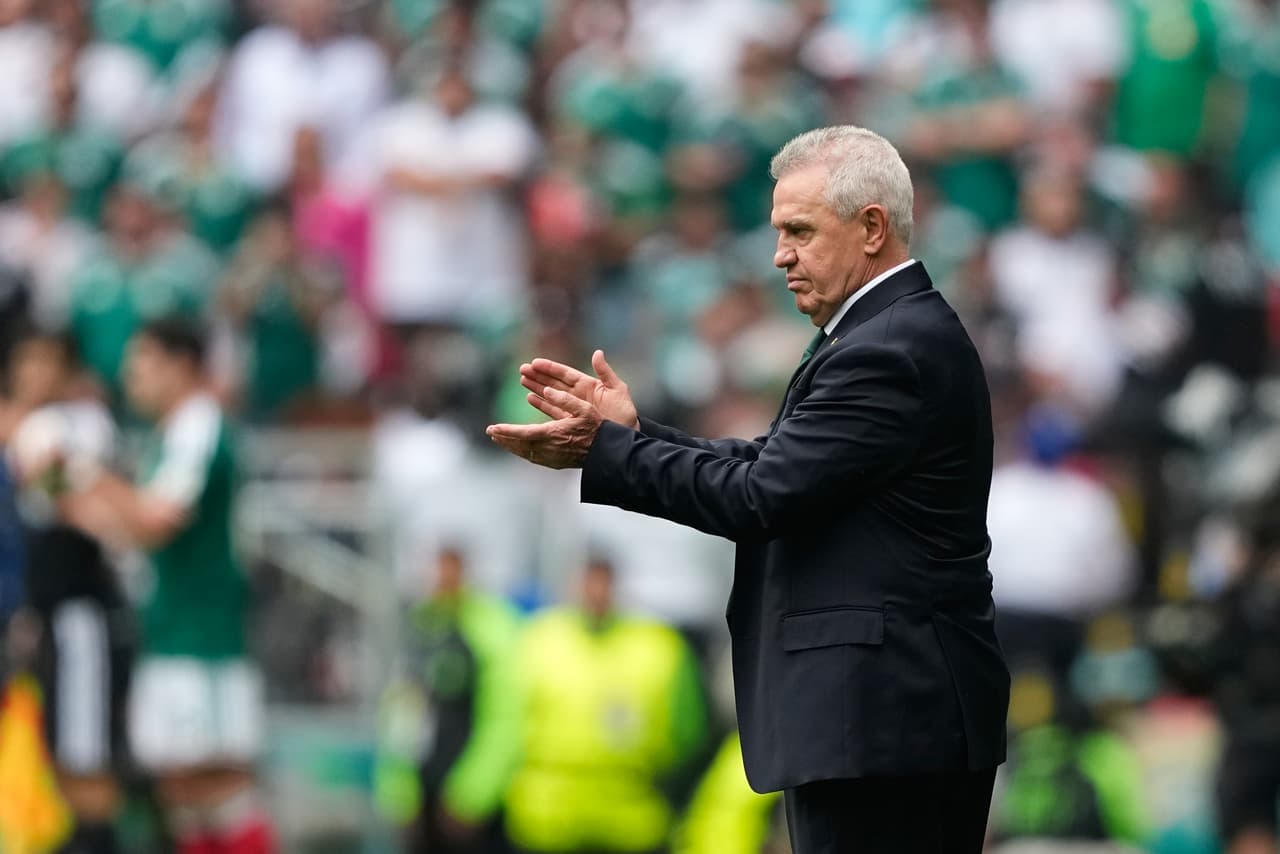 El entrenador de la selección de México, Javier Aguirre, hace gestos durante el partido de fútbol del Grupo A de la Copa del Mundo entre México y Sudáfrica en Ciudad de México