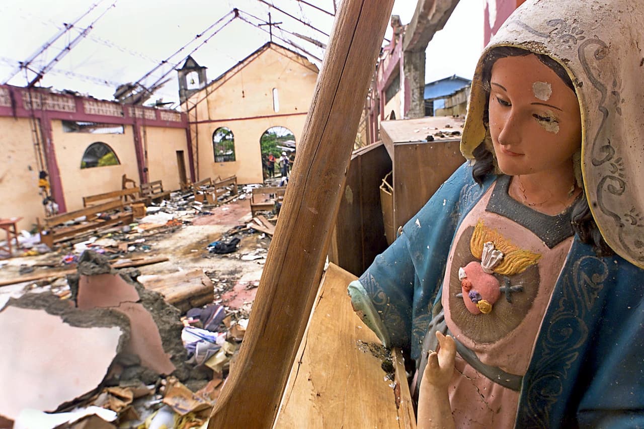 Así quedó la iglesia de Bojayá, en el departamento del Chocó, luego de que las FARC lanzara una bomba mientras casi 300 personas se ocultaban en el edificio. Fue el peor ataque en décadas de conflicto, ocurrió el 2 de mayo de 2002 y murieron 119 civiles.