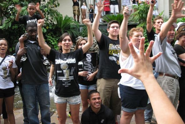 Photos: Spurs Championship Parade 2014 Barges