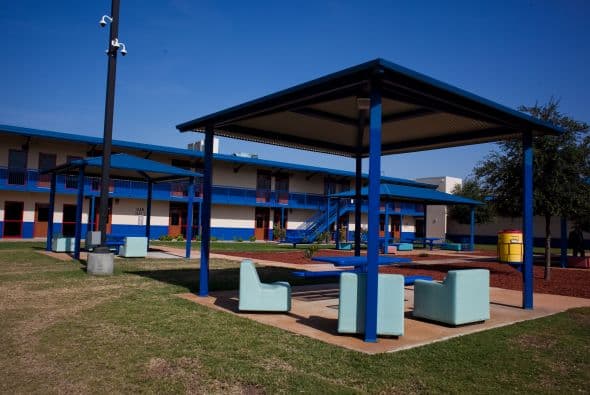 Tres mujer migrantes detenidas en Karnes City demandaron a ICE, pues aseguran que se les puso en aislamiento por realizar una huelga de hambre.