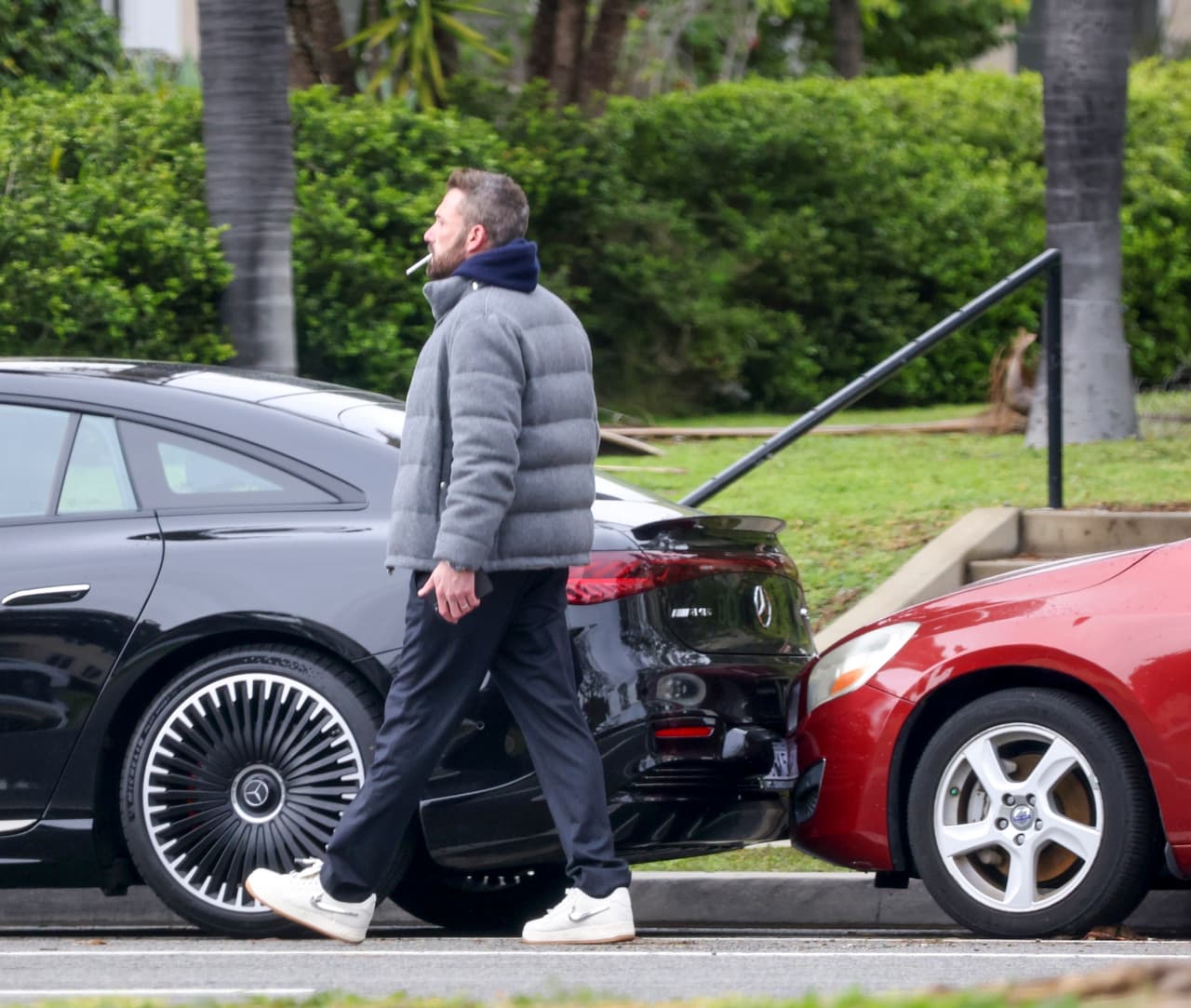 Sin embargo, de acuerdo con las fotos y en un video de la situación que publicó el portal TMZ, pareció que el marido de Jennifer López
<b> sí chocó por lo menos a uno de los coches.</b>
<br>