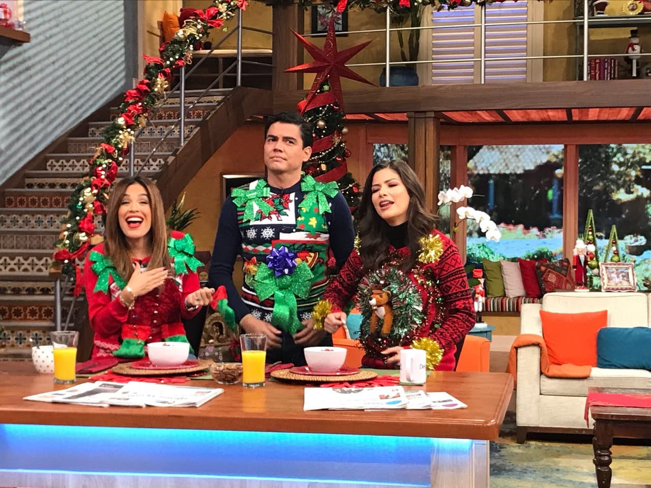 Karla y Alan estaban muy cómodas con su suéter, pero Orlando tenía sus dudas.