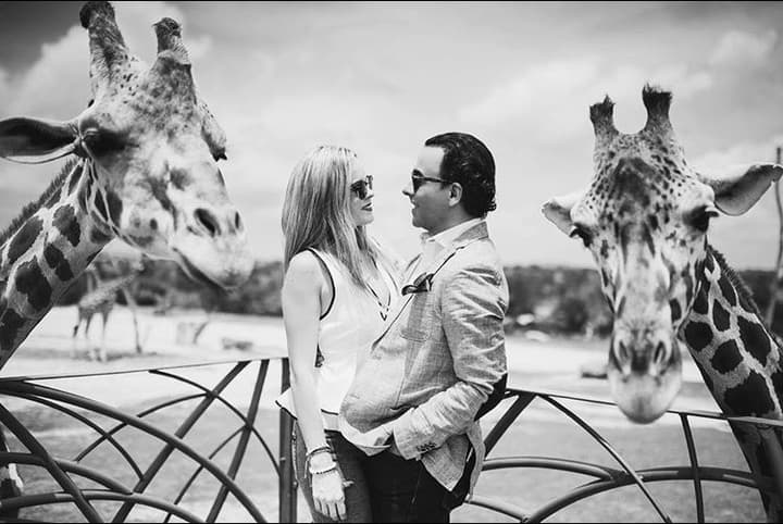 <b>Adal Ramones</b> y su ahora esposa
<b> Karla de la Mora</b> se dieron el ‘sí quiero’ el 5 de agosto en una romántica ceremonia celebrada en Puebla, México, en un conocido parque tipo Safari.