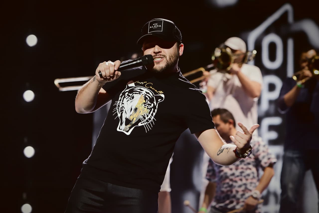 Mientras que Gerardo Ortiz llegó con esta T-shirt 100% de puro algodón de la colección del diseñador italiano Roberto Cavalli, "Just Cavalli".