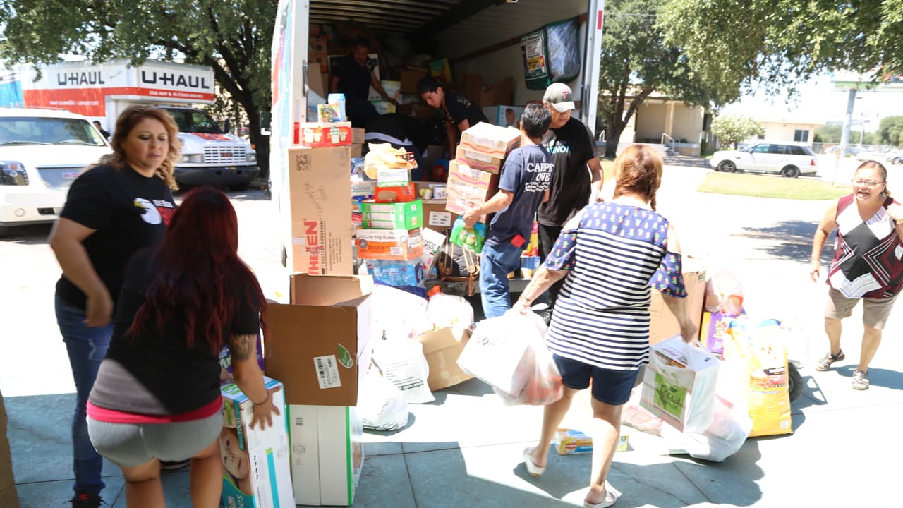 Así se cargo el camión con ayudas para los damnificados en Houston por radioescuchas y 'El Bueno, La Mala y El Feo'.