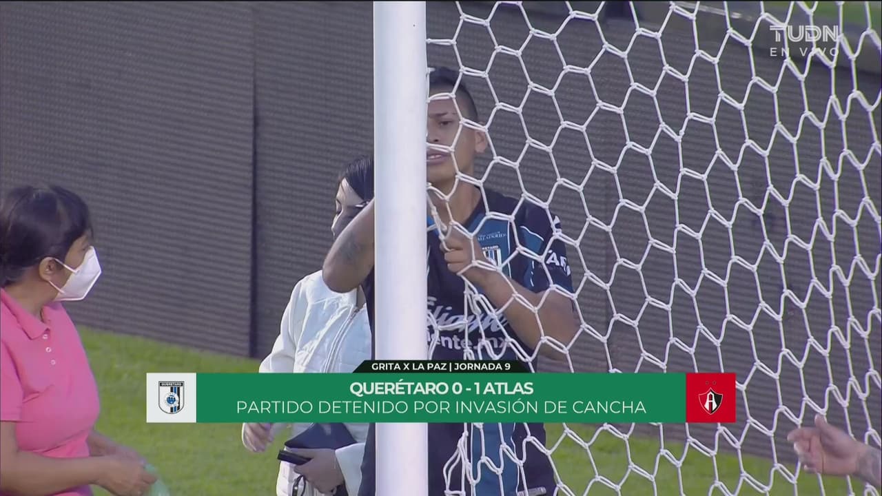 Corría el minuto 60 del partido entre Atlas y Querétaro cuando la violencia se desató en la tribuna, aficionados invadieron la cancha y luego las barras hicieron lo propio en penosas imágenes.